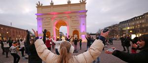 One Billion Rising vor dem Brandenburger Tor in Potsdam.