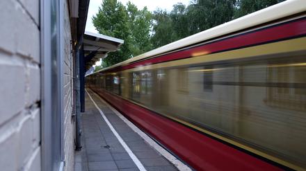 S-Bahn der Linie S25 am Bahnhof Yorckstraße.