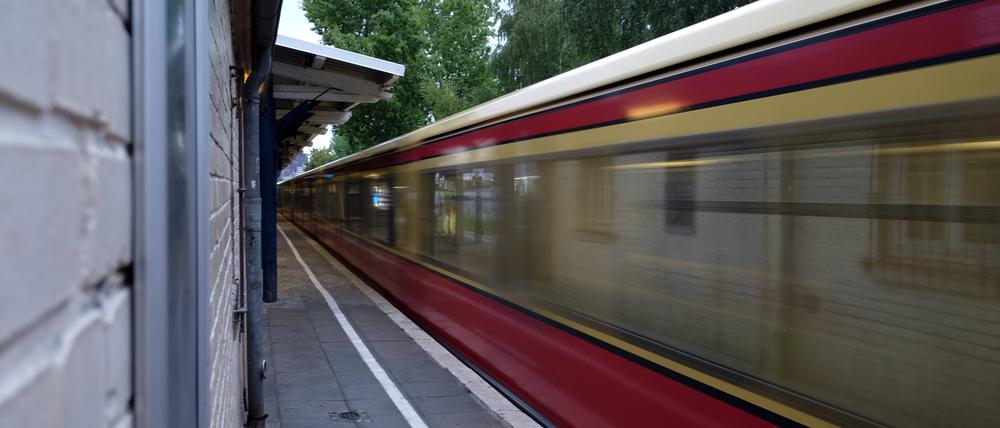 S-Bahn der Linie S25 am Bahnhof Yorckstraße.