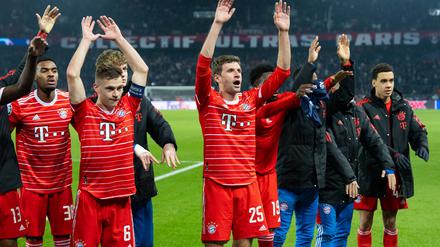 Die Spieler von München mit Thomas Müller (Mitte) jubeln nach dem Spiel mit den Fans. 