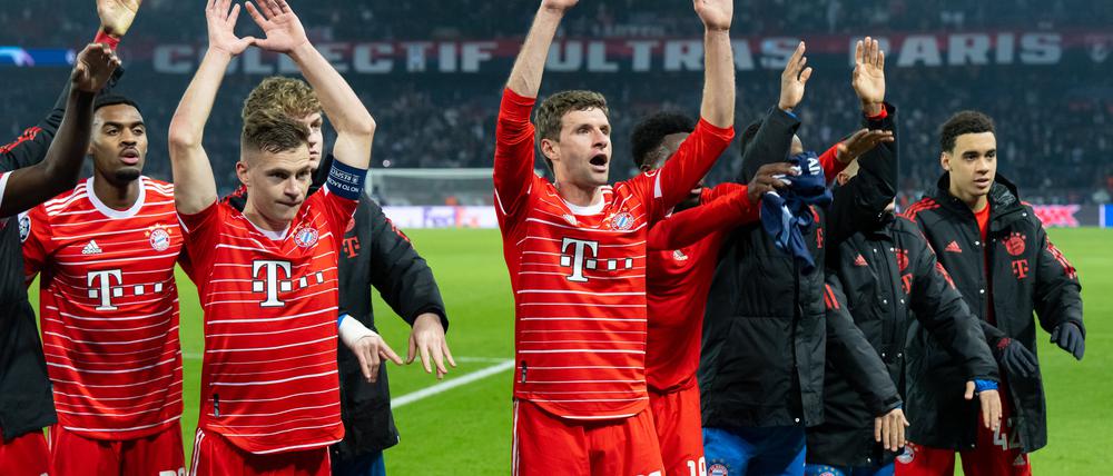 Die Spieler von München mit Thomas Müller (Mitte) jubeln nach dem Spiel mit den Fans.