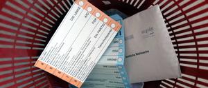 19.01.2023, Berlin, GER - Wahlzettel und Wahlbenachrichtigung liegen in einem Papierkorb. Berlin, Bundestagswahl, deutsch, Deutschland, Draufsicht, Europa, europaeisch, Gesellschaft, innen, Innenaufnahme, Muelleimer, Nichtwaehler, niemand, Papierkorb, Parteien, Politik, politisch, QF, Querformat, Stimmzettel, Symbol, Symbolfoto, Symbolik, symbolisch, Vogelperspektive, Waehlen, Wahl, Wahl zum Abgeordnetenhaus von Berlin, Wahlbenachrichtigung, Wahlen, Wahlmuede, Wahlmuedigkeit, Wahlrecht, Wahlschein, Wahlzettel, weggeworfen, Westeuropa, Wirtschaft 230119D009BERLIN.JPG *** 19 01 2023, Berlin, GER ballot paper and election notification lie in a wastebasket Berlin, federal election, German, Germany, top view, Europe, european, society, inside