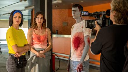 FINAL CUT OF THE DEAD: Make up-Artist Nadia (Bérénice Bejo) und die Schauspieler:innen Ava (Matilda Lutz) und Raphaël (Finnegan Oldfield)