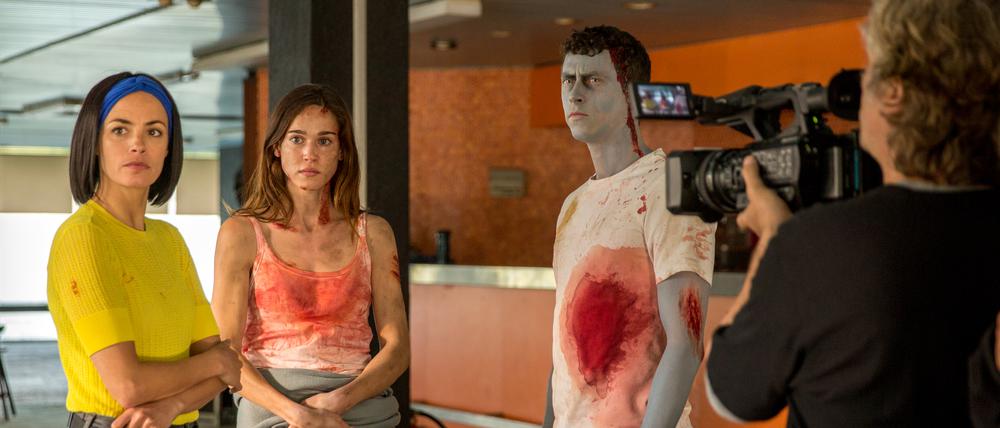 FINAL CUT OF THE DEAD: Make up-Artist Nadia (Bérénice Bejo) und die Schauspieler:innen Ava (Matilda Lutz) und Raphaël (Finnegan Oldfield)