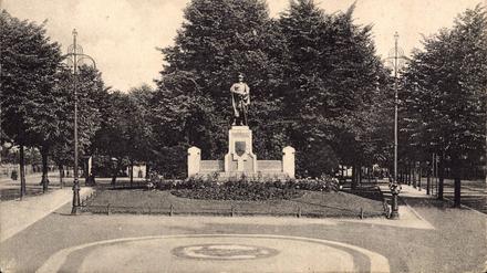 Berlin Spandau, Blick auf das Bismarckdenkmal, Vorplatz