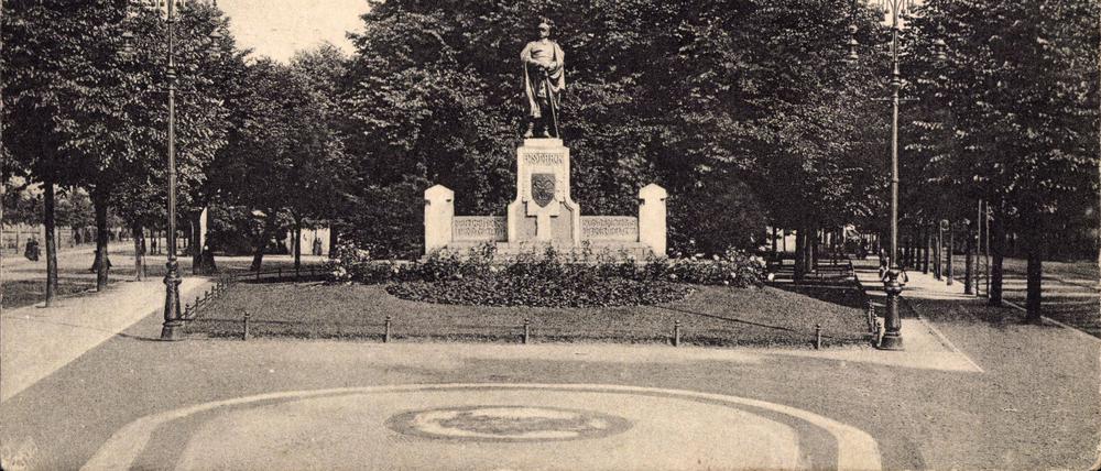 Berlin Spandau, Blick auf das Bismarckdenkmal, Vorplatz