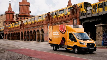 Seit Anfang der Woche gibt es in Berlin einen neuen Online-Supermarkt. Mit gelben Transportern liefert das norwegische Unternehmen Oda den Wocheneinkauf nach Hause.