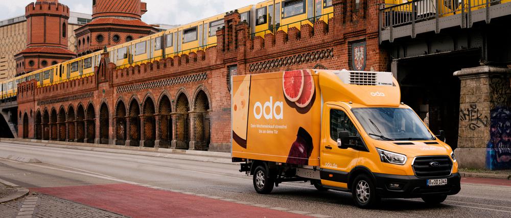 Seit Anfang der Woche gibt es in Berlin einen neuen Online-Supermarkt. Mit gelben Transportern liefert das norwegische Unternehmen Oda den Wocheneinkauf nach Hause.