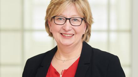ARCHIV - 27.02.2020, Brandenburg, Potsdam: Inka Gossmann-Reetz (SPD), Abgeordnete des Landtages Brandenburg, steht während der Landtagssitzung im Foyer. (zu dpa: «Koalition will Gossmann-Reetz als Brandenburgs Polizeibeauftragte») Foto: Annette Riedl/dpa +++ dpa-Bildfunk +++