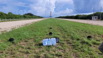 Vor dem Start der Mission „Artemis 1“ sind vier Mikrofone vor der „Space Launch System“-Rakete aufgestellt.