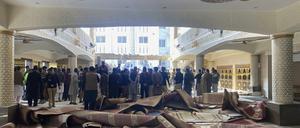 Sicherheitsbeamte und Rettungskräfte versammeln sich am Ort des Selbstmordattentats in einer Moschee in Peschawar.