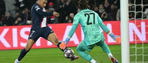 Münchens Torwart Yann Sommer entschärft die beste Pariser Gelegenheit durch Kylian Mbappé.