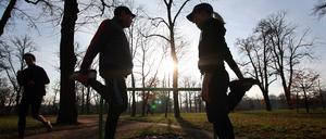 Zum Training auf den Halbmarathon im April gehören auch Aufwärmübungen und das Dehnen.