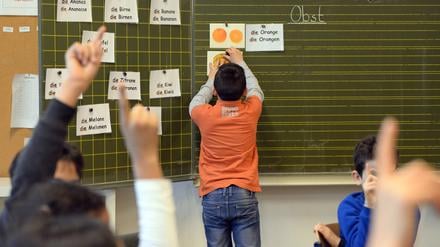 ARCHIV - ILLUSTRATION - Kinder einer Willkommensklasse nehmen am 07.01.2016 in Berlin in der Leo-Lionni Grundschule am Deutschunterricht teil. (zu dpa «Studie «Chancenspiegel»: Jeder achte Ausländer bricht die Schule ab» vom 01.03.2017) Foto: Britta Pedersen/dpa-Zentralbild/dpa +++ dpa-Bildfunk +++