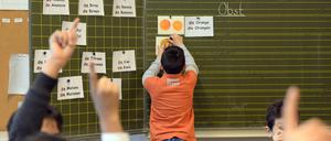 ARCHIV - ILLUSTRATION - Kinder einer Willkommensklasse nehmen am 07.01.2016 in Berlin in der Leo-Lionni Grundschule am Deutschunterricht teil. (zu dpa «Studie «Chancenspiegel»: Jeder achte Ausländer bricht die Schule ab» vom 01.03.2017) Foto: Britta Pedersen/dpa-Zentralbild/dpa +++ dpa-Bildfunk +++