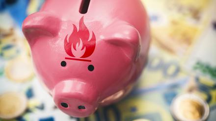 Ein Sparschwein mit Gas-Symbol steht auf Geldscheinen (Symbolfoto Gaspreise).