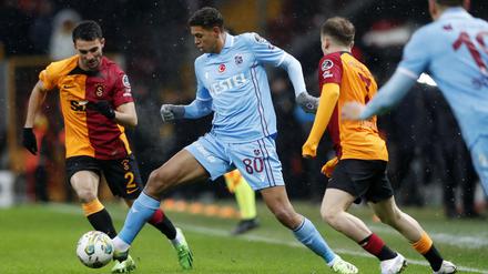 Montasser Lahtimi (in Blau) spielt mit Trabzonspor gegen Basel.