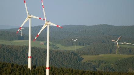 Windräder stehen in einem Wald (Symbolbild). 