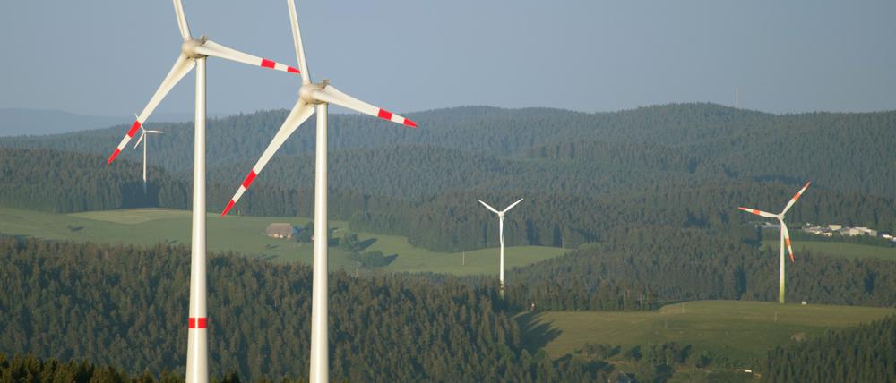 Windräder stehen in einem Wald (Symbolbild). 