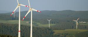 Windräder stehen in einem Wald (Symbolbild). 