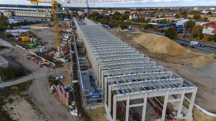 In Cottbus entsteht im Zuge des Strukturwandels ein neues Werk für die schwere Instandhaltung der ICE-4er-Flotte der Deutschen Bahn. Im Januar 2024 soll der erste ICE nach Cottbus rollen, um gewartet zu werden. 1200 neue Jobs entstehen - doch woher sollen die dafür benötigten Arbeitskräfte kommen?
