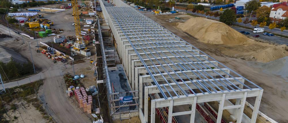 In Cottbus entsteht im Zuge des Strukturwandels ein neues Werk für die schwere Instandhaltung der ICE-4er-Flotte der Deutschen Bahn. Im Januar 2024 soll der erste ICE nach Cottbus rollen, um gewartet zu werden. 1200 neue Jobs entstehen - doch woher sollen die dafür benötigten Arbeitskräfte kommen?