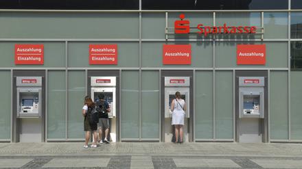 Geldautomat der Berliner Sparkasse am Alexanderplatz.