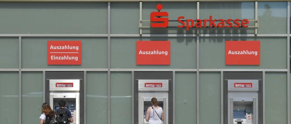 Geldautomat der Berliner Sparkasse am Alexanderplatz.