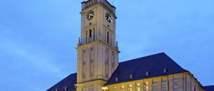 Das Rathaus Schöneberg am John-F.-Kennedy-Platz in der Abenddämmerung.