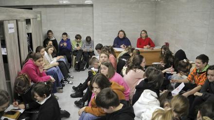 Eine ukrainische Schulklasse wird in Odessa in einem Bunker unterrichtet.
