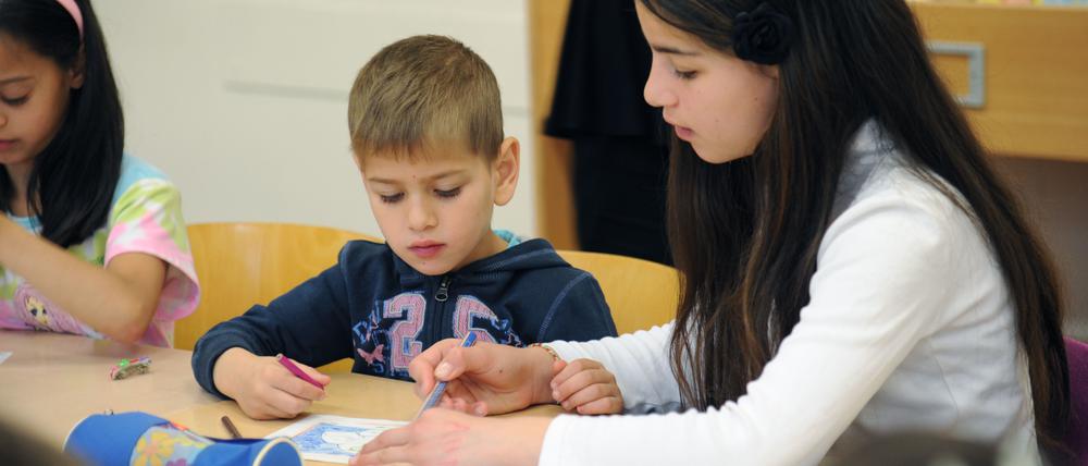 In der Eduard-Mörike-Grundschule in der Stuttgarter Straße in Berlin-Neukölln können Roma-Kinder während der Ferien in einem Sommerkurs Deutsch lernen. Aufgenommen am 28. Juni 2012 für die Schulseite. Foto: Kitty Kleist-Heinrich