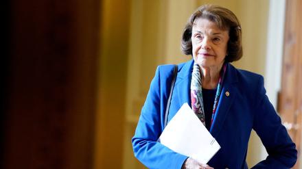 FILE PHOTO: U.S. Senator Dianne Feinstein (D-CA) leaves the Senate Democrats weekly policy lunch at the U.S. Capitol in Washington, U.S., July 20, 2021. REUTERS/Elizabeth Frantz/File Photo