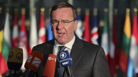 Boris Pistorius, Bundesverteidigungsminister, spricht bei seiner Ankunft zu einem Treffen der Nato-Verteidigungsminister im Nato-Hauptquartier. 