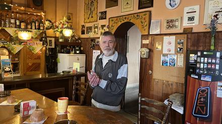 Seit fast 40 Jahren ist Michael Hasucha der Inhaber der Neuköllner Kindl-Klause. Jetzt muss er den Schlüssel abgeben.