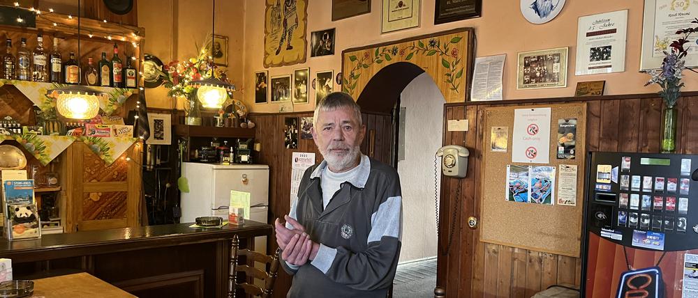 Seit fast 40 Jahren ist Michael Hasucha der Inhaber der Neuköllner Kindl-Klause. Jetzt muss er den Schlüssel abgeben.