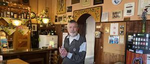 Seit fast 40 Jahren ist Michael Hasucha der Inhaber der Neuköllner Kindl-Klause. Jetzt muss er den Schlüssel abgeben.