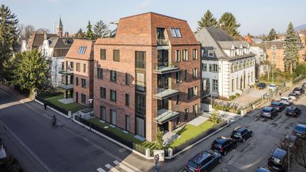 In Heidelberg füllen Tegula Villen eine Straßenecke aus, in einem Wohngebiet, das durch gründerzeitlichen Baustil geprägt ist.