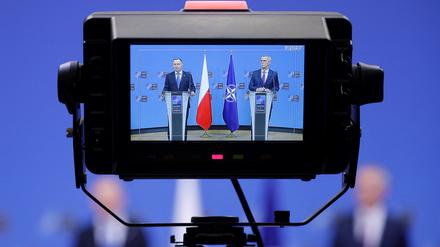 Polens Präsident Andrzej Duda und Nato-Generalsekretär Jens Stoltenberg bei einem Brüsseler Treffen der Nato-Verteidigungsminister im Februar 2023.