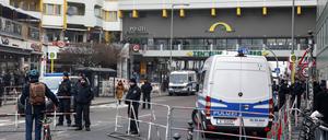 Eroeffnung Kotti Wache Berlin, 150223 - Die Kotti Wache am Kottbuser Tor. Wegen einer Demonstration gegen die neue Wache wurde die Zufahrt zur Polizeiwache gesperrt. Berlin Berlin Deutschland *** Opening Kotti Guard Berlin, 150223 The Kotti Guard at Kottbuser Tor Because of a demonstration against the new guard, the access to the police station was closed Berlin Berlin Germany