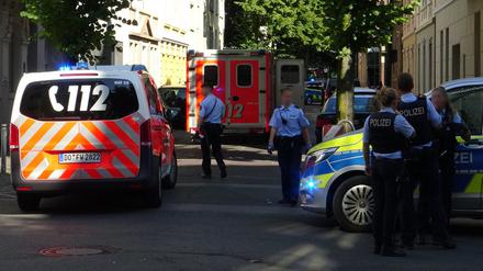 Polizeibeamte sichern einen Einsatzort in der Holsteiner Straße (Archivbild).