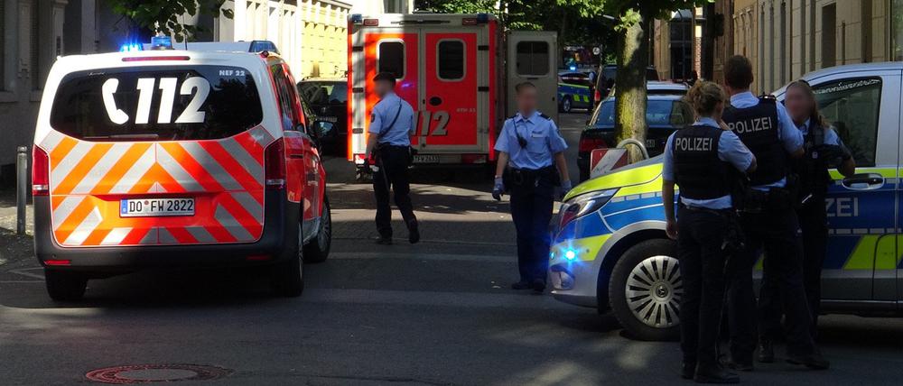 Polizeibeamte sichern einen Einsatzort in der Holsteiner Straße (Archivbild).