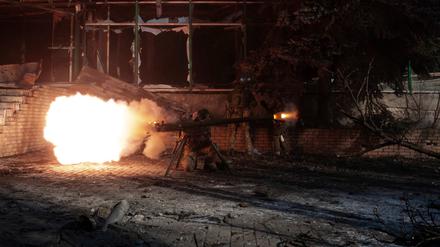 Ukrainische Militärangehörige feuern einen SPG-9-Panzerabwehrgranatwerfer auf russische Truppen in der Frontstadt Bachmut (Symbolbild).