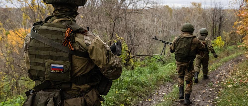 Ehemalige russische Armeeangehörige, die sich freiwillig zur Teilnahme an der russischen Militäroperation gemeldet haben, sind an der Frontlinie in der Volksrepublik Lugansk zu sehen (Symbolbild).