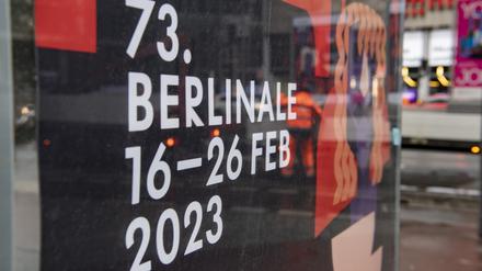 ARCHIV - 30.01.2023, Berlin: Eine Werbetafel am Potsdamer Platz weist auf die 73. Berlinale hin, die vom 16. bis 26. Februar 2023 in Berlin stattfindet. Foto: Paul Zinken/dpa +++ dpa-Bildfunk +++