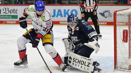 Enges Ding. Eisbär Veilleux (li.) prüft Torwart Cuepper.