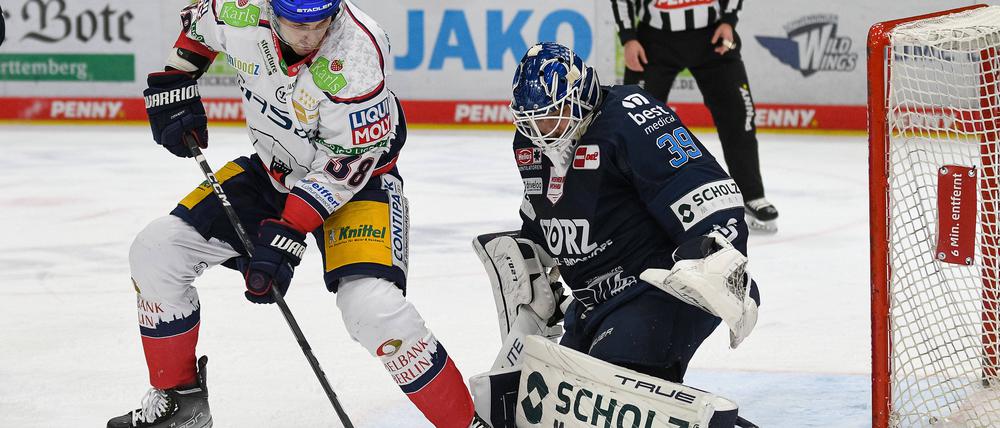 Enges Ding. Eisbär Veilleux (li.) prüft Torwart Cuepper.
