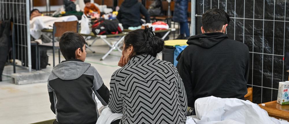 Migranten in einer 2022 neu eingerichteten zentralen Bearbeitungsstelle der Bundespolizei.