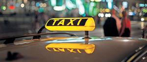 In Hamburg werden ab 2025 keine Verbrenner-Taxen mehr zugelassen.