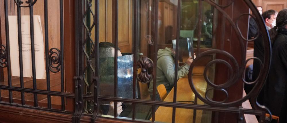 Zwei Brüder sitzen wegen der Tötung ihrer 34 Jahre alten Schwester auf der Anklagebank des Kriminalgerichts Moabit in Berlin.