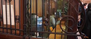 Zwei Brüder sitzen wegen der Tötung ihrer 34 Jahre alten Schwester auf der Anklagebank des Kriminalgerichts Moabit in Berlin.